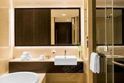 Sheraton Grand Hotel, DubaiApartment - Guest Bathroom